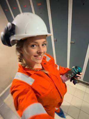 First night shift offshore🫶⚓️🇦🇴👷🏼‍♀️🌊⛴️💃🏽🎄 #offshoreangola #CapCut #womenoffshore #offshorewomen #offshorelife #womeninmalefields #offshore #surveying #rov #workday #northsea #offshorenorway #offshorediaries  #dayinmylife #dayinmylifeoffshore