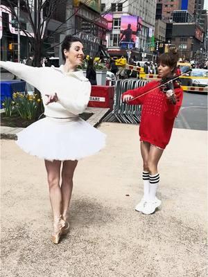 Just spreading some christmas cheer on the streets of NYC. #bellet #point #ballerina #violin #nyc #newyork 