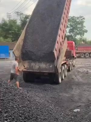 There's no doubt diesel fuel works to prevent asphalt build up. But what if there was a better option that was legal AND safe? 🤔 #pavepro  #asphaltlife #raisedonblacktop #betterthandiesel #truckdrivers  #pavingnation