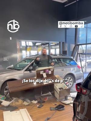 Un enfurecido cliente choca su auto contra un concesionario tras una disputa por un reembolso. El cliente había comprado el vehículo horas antes del mismo concesionario de vehículos en Sandy, Utah, Estados Unidos. #notibomba #utahcheck #carro