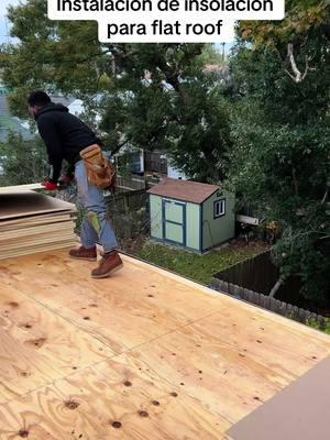 Instalación de insolación para flat roof #roofing #roof #techo #rooftop #costruccion #roofingcompany #viralvideo #roofer #roofinglife #roofingconstruction #diomereyes 