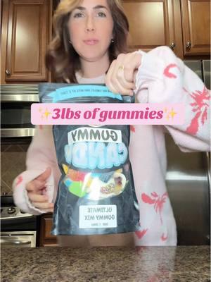 This bag is huge! I love the variety of gummies and hiw rach of them are delicious! #gummies #gummymix #gummy #candy #candyreview #foodtiktok #foodontiktok #FoodTok #candytok #TikTokShop #tiktokshopping  #tiktokfinds #giftguide #ttsdelight #TikTokShopHolidayHaul  #cozycountdown #spotlightfinds  #NewYearNewAura  #holidaygift #holidayshopping #stockingstuffer 