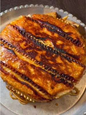 My favorite way to make Persian style macaroni! The crunchy lasagna sheets for the tahdig (crispy bottom of the pot) are just🤌🏼 this is literally our only pasta dish🤣 I grew up eating it & it’s so easy to make #persian #persianfood #macaroni #pasta #tahdig #lasagna #cooking #Recipe #recipes #recipesoftiktok #persiantiktok 