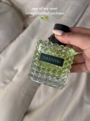 + the bottle & color are everythinggggg - ill tag her in my ltk too hehe @Valentino.Beauty #perfume #mostcomplimentedperfume #perfumereview #perfumemusthaves 