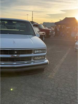 1997 Chevy 1500 Silverado 2Door Truck. #sunrise ##fernandezclassic64##90s##1500##chevy##chevysilverado##baggedtrucks##clean##california##sunset##pomonacalifornia##pomonaswapmeet##goodweather##sundayfunday#music #philcollins #song #inthenight @PomonaSwapMeet 