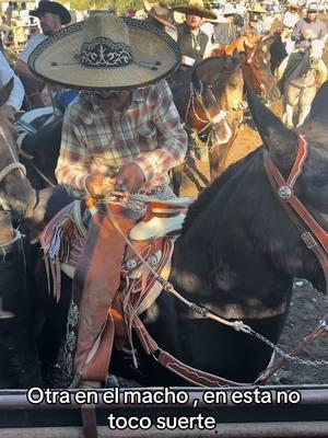 Otra en el macho , No toco suerte ☝🏾🐎 #zacatecas🇲🇽  #zacatecas  #texashorses  #lienzocharro  #ranchlife  #charrosmexicanos  #charreria  #charro  #coleaderos  