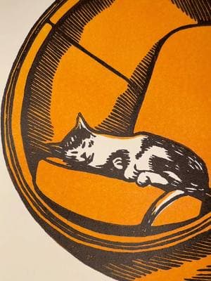 A cozy day of printing cats with my cat  🐈‍⬛🧡 #linocut #linocutprint #printmakersoftiktok #SmallBusiness #cat #cattok 