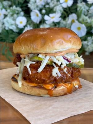 You can’t miss with this one 😮‍💨🔥 #3LC #thehotchick #spicy #spicychickensandwich #lunchspot #friedchickenrestaurant #glutenfree #viralfoods #vegasfoodie #vegaslocal #familyownedbusiness 