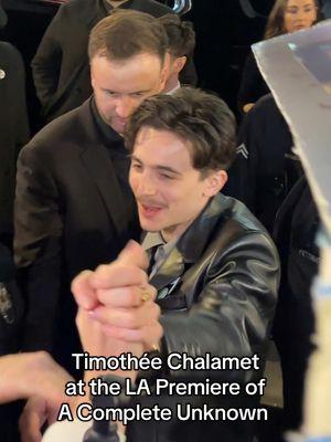 the stampede that started when he arrived was insane 😭 you’re a star timotheeee ✨ #timotheechalamet #bobdylan #acompleteunknown #premiere #losangeles #la #hollywood #california #kyliejenner #ellefanning #rock #rocknroll #biopic #oscars #goldenglobes #theacademy #film #movie #redcarpet #crowd #famous #celebrity #viral #fyp #callmebyyourname 