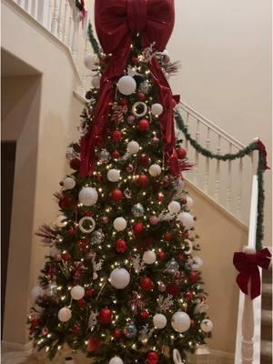 #christmas #christmastreedecorating #christmastree #redandwhite #candycane #decoration #navidad #arboldenavidad #treebow #christmasbows #decoraciondenavidad #redbow 