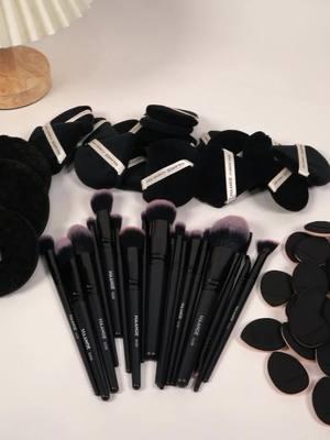 🖤 Great value for money!!This 62-piece makeup kit is amazing 🖤#makeupbrushes #makeupbrush #powderpuff #gifts #adventcalendar #christmas #christmasgift #makeup #beautyfinds #spotlight #makeuptools #foryoudays #thatgirl #TikTokShop 