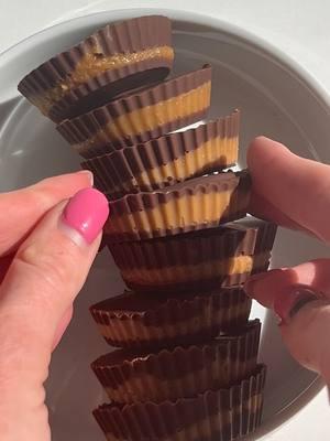 These peanut butter cups are the perfect healthier holiday treat! They are naturally sweetened and refined sugar free! This will be your new favorite healthier dessert recipes! Follow Chef Savvy for more recipes! #refinedsugarfree #naturallysweetened #reeses #peanutbuttercups #healthierdessert