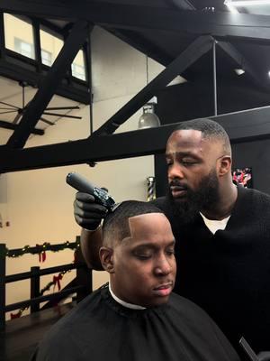 STUDYING THE FINISHING DETAILS  #keepingithandsome #njbarbers #njbarber #njbarbershop #barbershop #sirmilthebarber #haircut #foryoupage #fyp #barbering #babylisspro 