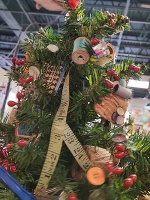 A little inspiration for Christmas tree ideas using things around the house #vintagechristmas #vintagechristmastree #sewingtips #vintagesewing #upcycledchristmas #upcycledvintage 