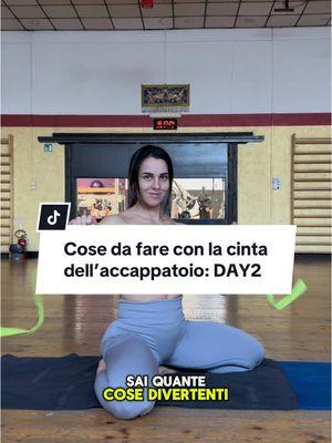 🗓️ Calendario del Benessere: DAY 2 🔺Migliorare il tuo microcircolo e alleviare le tensioni muscolari con soli 5’ al giorno! Questa che mi vedi fare nel video è un auto-postura per allungare (stretchare) tutta la tua catena posteriore! ❓Come farla? - sdraiati a terra su una superficie abbastanza rigida come il pavimento  - solleva le gambe mantenendo la zona lombare ben attaccata al pavimento  - se hai bisogno metti un cuscinetto sotto la testa - cerca di non sollevare troppo i glutei da terra e spingi i talloni verso il soffitto - mantieni questa posizione per almeno 3-5’ ❓A cosa serve? - a migliorare la tua postura - ad allentare le tensioni muscolari posteriori alleviando il tuo mal di schiena - ad attivare la pompa vascolare degli arti inferiori migliorando la circolazione degli arti inferiori! #AMprogram #consigli #postura #microcircolo #palestra #allenamento #donne 