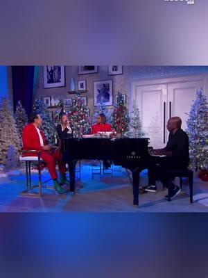 “Silent Night” has never sounded so good 🙌🏾 @smokeyrobinson @hallebailey #thejenniferhudsonshow #jenniferhudson #smokeyrobinson #hallebailey #jhud