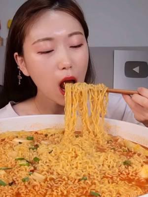 ASMR Ramen with rice cake and shrimp dumplings MUKBANG || (cr: AmiAmi) #fypシ #fyp #mukbang #xyzbca #food #asmr #eatingsounds #FoodTok #fypシ゚viral #mukbangeatingshow #spicy #noodles #ramen #dumplings #ricecake #shrimp 