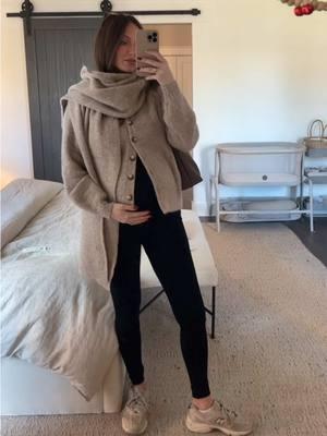 Being pregnant this time of year is the best ❄️ #37weekspregnant #nesting #bumpdate #bumpfriendly #sezane #scarf @Sézane @Belly Bandit 