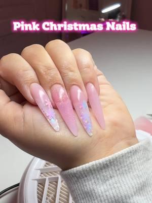 Me encanta los diseños navideños en tonos rosa, son de lo mas lindo ❄️💅🏻✨🌨️💖 #uñas #nails #lanails #misswitchnails #uñasacrilicas #acrylicnails #nailtutorial #pinknails #christmasnails #uñasnavideñas #uñasrosas 