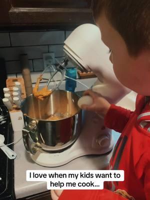 I do it for the memories 💁🏻‍♀️ and yes we need mpre paper towels 😜 #momlife #littlechef #kitchenhelper #momslittlehelper #sahm #sahmsoftiktok #youcanfindmeinthekitchen #parentthings #momthings #MomsofTikTok #cooking #inthekitchen #gingerbread 