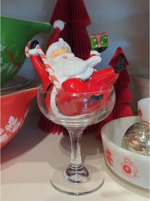 My new @Enchanting-Unboxing figurines made my red & green display extra special this year! #vintagesanta #rushtonsanta #holthoward #vintagepyrex #pyrex #vintagechristmas #christmasdisplay #kitsch #christmasdecorations #retro #shinybrite #cathrineholm #vintageblowmolds #corning 