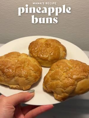 Mom’s homemade pineapple buns (菠萝包)! Wait until you see the salted egg yolk custard version 🤤 Ingredients:  Buns: 345g bread flour 80g whole milk 100g heavy cream 1 egg 30g sugar 20g butter 5g vegetable oil 3g instant yeast 6g salt Cookie Topping: 50g butter 200g cake flour 3g baking soda 3g baking powder 50g vegetable oil 120g sugar 1 egg (egg wash) #pineapplebuns #pineapplebaos #baos #buns #pastry #bread #baking #moms #chinesefood #bakery #custard 