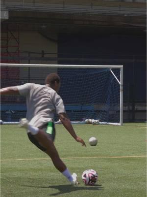 power off the post 😮‍💨💥 #fyp #freekick #knuckleball #jabulani #football #footballer #Soccer #asmr #satisfying @luppe33garcia @Richard 