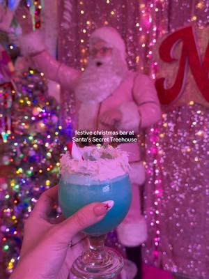 giving me the pinkmas vibes I need🎄✨ #pinkmas #christmas #chicagobar #chicago  #thingstodoinchicago #chicagochristmas #chicagoland   #chicagotiktok #chicagofood #chicagothingstodo #chicagotok #chicagofood #chicagofoodie #chicagoinfluencer #chitown 