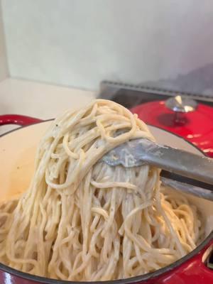 Kid friendly dinner! My kids absolutely love this alfredo recipe 🍝🧀 #kidfriendlyrecipe #pickyeater #easydinner #momlife #motherhood #DinnerIdeas #alfredo 