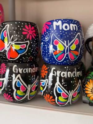 The cutest mugs 🤎☕️🎁🎄 #colorjoyco #giftideas #handmadegifts #artesaniasmexicanas #artesanias #latinaownedbusiness #handmademugs #mugcollection #cafecito #coffeelover 