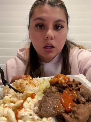 the siracha on my hand the whole time👁️👄👁️ @OnoHawaiianBBQ #eatingwithbai #hawaiianbbq #onohawaiianbbq #beef #macsalad #rice #eatwithme #familydinner #mukbangeatingshow #mukbang #fyp 