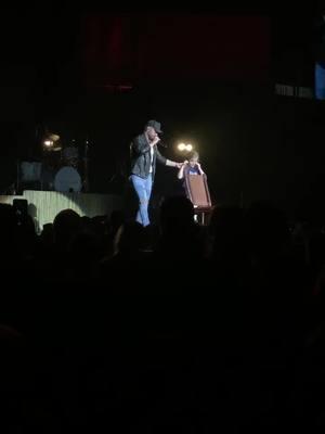 Love when they bring kids on stage #countryconcert #countrymusic #mohegansun 