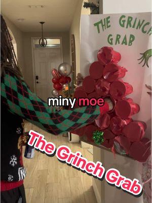 Grab a group of your friends and play the grinch grab challenge for the holidays #thegrinchgrab #holidaygames #friendsmas #christmaspartygames #christmasparty #grinch #gameswithfriends #drinkinggames #21andover #buzzballornament #buzzballbiggie #biggiebuzzball #christmaspajamaparty #pajamaparty #girlsnight #candylandchristmas #balloonarch #pinkchristmas #pinkchristmasdecor #pinkchristmasaesthetic 