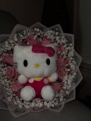 pink hello kitty 🎀 #fypシ #floristsoftiktok #ramobuchon #pinkroses #pinkbouquet #hellokitty #hellokittylover #glitterroses #559 #parati #makemefamous #bouquetinspo #viralvideo #trending #foryou #foryoupage 