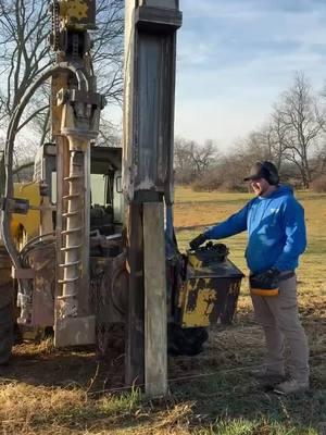 #agfence#farm#cow#goat#dog#cat#viral#best#fypシ゚viral#fullsend#bestinthebusiness#fence#farmfence#eqipment#farmfencing#homestead#homesteading#equipmentoperator#heavyequipment#sun#winter#cold#wv#pa#va#my#peterbilt#