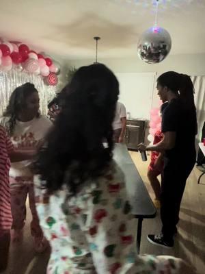 Playing the candy cane grab at our friendmas party ! #friendsmas #christmasparty #christmaspajamaparty #pajamaparty #candylandchristmas #balloonarch #pinkchristmasaesthetic #pinkchristmas #holidaygames #christmaspartygames #gameswithfriends #drinkinggames #21andover #millennial 