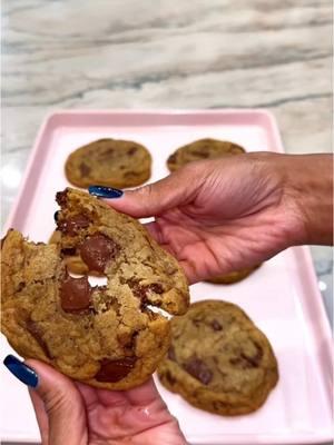 Homemade chocolate chip cookies, chewy in the middle with a little crunch around the edge the most perfect cookie #fyp #cookie #chocolatechipcookies #fypシ #baking 