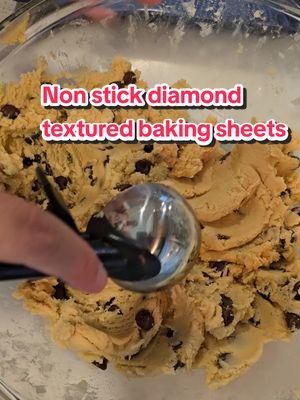 What a better time to bake cookies than during the holidays 🥰 #KitchenHacks #FoodTok #kitchentok #cookingtok #nonstickbakingsheets 