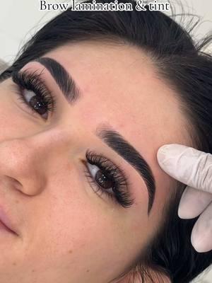 Siguenos en instagram: @Thebrowmasterazllc Les gusto mi voiceover ? Si quieren mas videitos asi comenten que otra parte del proceso les gustaria ver 🥰#browlamination #browlaminationcourse #browstain #arizona #avondaleaz #naturalbrows #phoenix #browtinting #fyppppppppppppppppppppppp #browsymmetry #yourbrowgirl #hybridtint #browmapping #browcare 