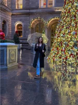 xoxo, Gossip Girl (iykyk 😉) #gossipgirl #nyc #thepalace #christmas #fyp #trend #viral 