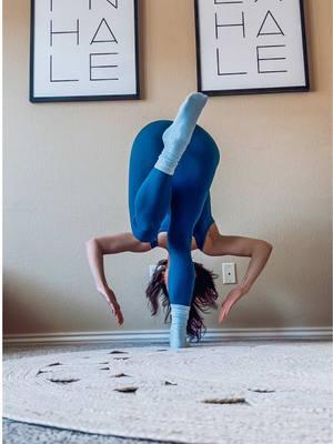 💂 this festive shape: #tippedtoysoldier  hopping in on this balance for #yogicuesdaytuesday and I left my knee slightly wide because wow, the baby bump is just so there now! 🥰  I loved this audio too.  @yogicuesdaytuesday hosts: @lauracresciyoga  @np49_yogi  #yogashape #forwardfoldvariation #yogachallenge #yogabalance #yogaplay #yogamama #yogatime #yogapractice #pregnantyogi 