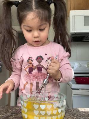 My little helper #How adorable! 🥰  #mipequeña #miniña #MiniChef, #KidsCooking, #foryoupage #parati #fyp #viral #minivlogs #LittleHelper 