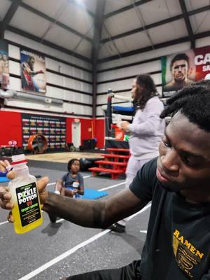 Letting the 4X Golden Gloves Champion have a sip of @BobsPicklePops after getting muscle cramps during  his weight cut 😋🥒🥤 AVAILABLE in FROZEN POPS too!! #athlete #recovery #hydrate #bobspicklepotion #picklejuice 