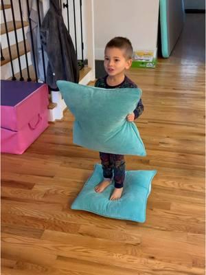 Pillow Game 🎈 Grab and pillow and balloon and give this gross motor game a try! Easy set up but totally fun!  #sprinkleinlearning #balance #coordination #balancetraining #handeyecoordination #kidsactivities #kidsactivity #kidactivities #activitiesforkids #activitiesathome #activitiesfortoddlers #activitiesforchildren #grossmotor #grossmotorskills #grossmotordevelopment #grossmotorplay #balloon #activekids #activekidsarehappykids #activityideas #playideas #playideasforkids #simpleplay #simpleactivities #ideasforhome #ideasforkids #activities 