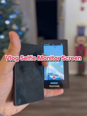 This Vlog Selfie Monitor Screen lets you use the quality of your rear camera 🫱🏼‍🫲🏽 #phonemonitorscreen #contentcreator #phonehack #selfiescreenmonitor #treasurefinds #backcameramonitor #TikTokShopHolidayHaul 