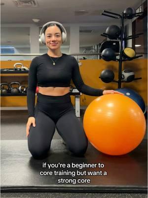 Stability ball exercises are so good for building a strong core🔥 1️⃣ Modified Body Saw 3x12-20 reps  2️⃣ Modified Stir the Pot 3x12-20 reps in both directions  Let me know if you give these exercises a try💪🏼 Wearing @Oner Active 🖤✨ #beginnercoreworkout #beginnercore #beginnercoreexercise #beginnercoreworkouts #beginnercoretraining 