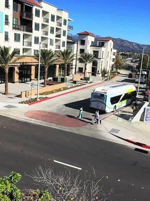 Una mañana hermosa en Azusa, California. Rumbo a las montañas de Azusa Canyon.  Place to visit. #viajando_ala_naturaleza #viajesnaturaleza1 #azusa #azusacanyon #azusamountains #sangabrielmountains #train #trainstation #azusacity #panoramic #placetovisit #trainride 