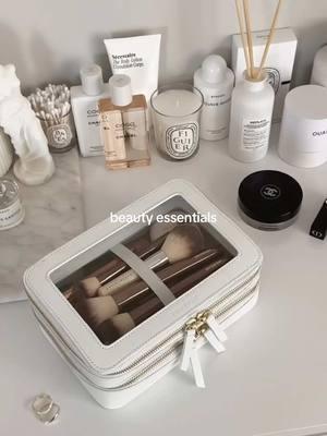 Tough enough for any journey, luxurious enough for every destination. 🤍 Make the airport security line seamless with our Clartity Jumbo Jetset Case in angelic chalk 👼🏻✨ @Lea Felicitas  #beautyessentials #makeupbag #giftforher #TikTokBeauty #vanityorganization #vanity #makeupcollection #makeup #clearbags #makeupbag #travelbag #giftideas 