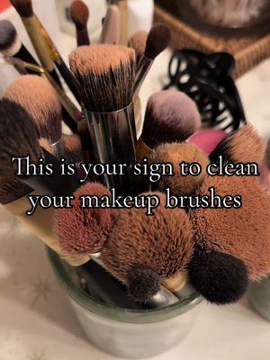 This is your sign 💋 #makeup #makeupbrushes #clean #cleanyourbrushes #cleanbrushes #cleanmakeupbrushes #cleanmakeup #brushesclean #brushes 