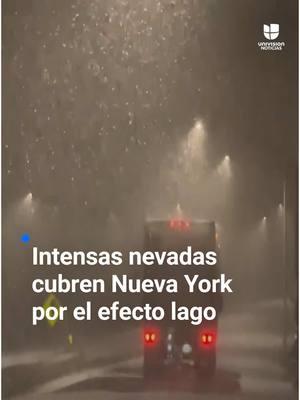 🥶 Imágenes de las intensas nevadas que cubren Nueva York por el efecto lago. Las autoridades declararon estado de emergencia en el oeste de Nueva York. Cayeron al menos 10 pulgadas de nieve en algunas zonas del estado. Muchos conductores tuvieron dificultades debido a la poca visibilidad. Se espera que las nevadas continúen el resto de la semana. Más sobre el estado del tiempo en el link de nuestra biografía 🔗. #Nieve #Snow #Storm #Tormenta #EfectoLago #NY #NuevaYork #NY #NewYork #UniNoticias #UnivisionNoticias